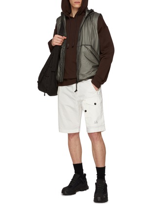 模特儿示范图 - 点击放大 - C.P. COMPANY - Microreps Cotton Cargo Shorts