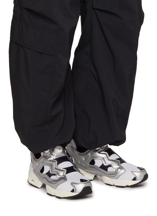 模特儿示范图 - 点击放大 - REEBOK - x Beams Instapump Fury 94 Men's Sneakers