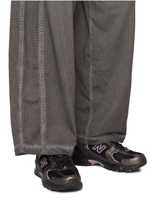 模特儿示范图 - 点击放大 - NEW BALANCE - 530 Low Top Men's Sneakers