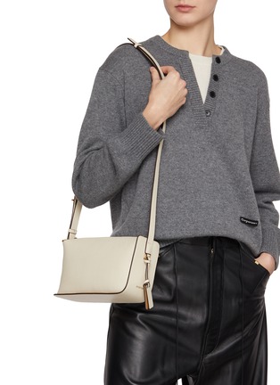 模特儿示范图 - 点击放大 - JOY GRYSON - Crescent Leather Shoulder Bag