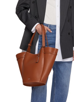 模特儿示范图 - 点击放大 - JOY GRYSON - Vase Leather Shopper Bag