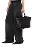 模特儿示范图 - 点击放大 - BALENCIAGA - Small Hampton Leather Tote Bag