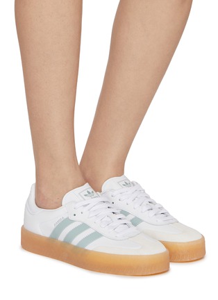 模特儿示范图 - 点击放大 - ADIDAS - 女款 SAMBAE 系带运动鞋