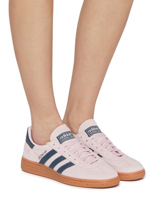模特儿示范图 - 点击放大 - ADIDAS - Handball Spezial Suede Women's Sneakers
