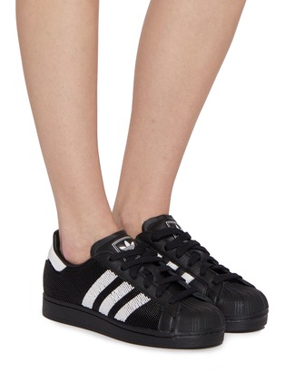 模特儿示范图 - 点击放大 - ADIDAS - 女款 SUPERSTAR II 珠饰系带运动鞋