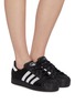 模特儿示范图 - 点击放大 - ADIDAS - 女款 SUPERSTAR II 珠饰系带运动鞋