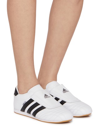 模特儿示范图 - 点击放大 - ADIDAS - 女款 TAEKWONDO 皮革运动鞋