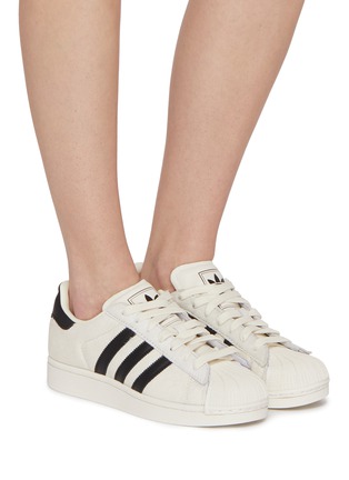 模特儿示范图 - 点击放大 - ADIDAS - 女款 SUPERSTAR II 系带运动鞋