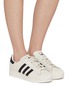 模特儿示范图 - 点击放大 - ADIDAS - 女款 SUPERSTAR II 系带运动鞋