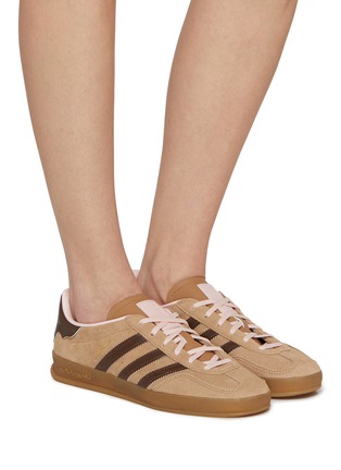 模特儿示范图 - 点击放大 - ADIDAS - 女款 GAZELLE INDOOR 绒面皮运动鞋
