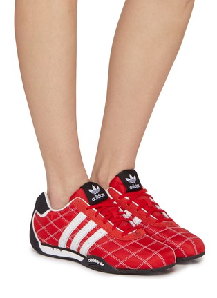 模特儿示范图 - 点击放大 - ADIDAS - 女款 ADI RACER LO 系带运动鞋