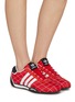 模特儿示范图 - 点击放大 - ADIDAS - 女款 ADI RACER LO 系带运动鞋