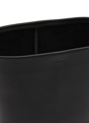 细节 - 点击放大 - THE ROW - Small N/S Grained Leather Tote Bag
