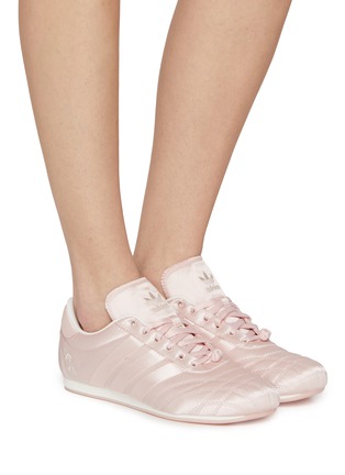 模特儿示范图 - 点击放大 - ADIDAS - 女款 TAEKWONDO 系带运动鞋