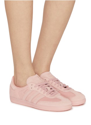 模特儿示范图 - 点击放大 - ADIDAS - Samba OG Low Top Suede Women's Sneakers