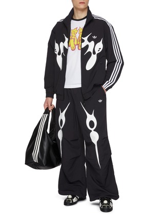 模特儿示范图 - 点击放大 - ADIDAS - X OFFGOD:TATE Track Pants