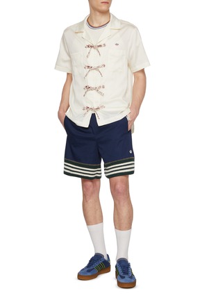 模特儿示范图 - 点击放大 - ADIDAS - X CLOT BY EDISON CHEN 钩织拼接短裤