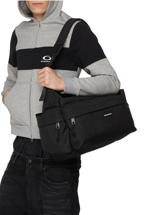 模特儿示范图 - 点击放大 - BALENCIAGA - EXPLORER 多口袋单肩包