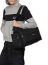 模特儿示范图 - 点击放大 - BALENCIAGA - EXPLORER 多口袋单肩包