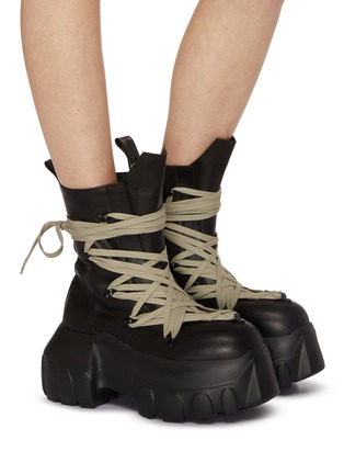 模特儿示范图 - 点击放大 - RICK OWENS - 厚底真皮系带筒靴