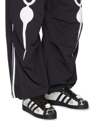 模特儿示范图 - 点击放大 - ADIDAS - X OFFGOD:TATE Superstar 82 Men's Sneakers