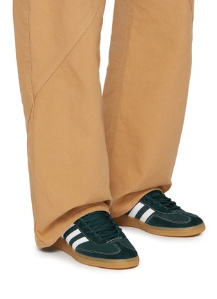 模特儿示范图 - 点击放大 - ADIDAS - x Sporty & Rich Handball Spezial Low Top Men's Sneakers