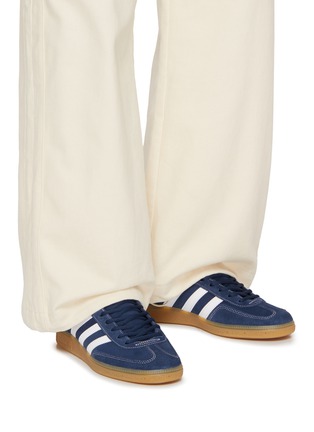 模特儿示范图 - 点击放大 - ADIDAS - x Sporty & Rich Handball Spezial Low Top Men's Sneakers