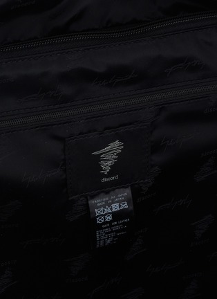 细节 - 点击放大 - DISCORD YOHJI YAMAMOTO - 皮革斜拉链双肩包