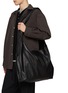 模特儿示范图 - 点击放大 - DISCORD YOHJI YAMAMOTO - Infinte Leather Crossbody Bag