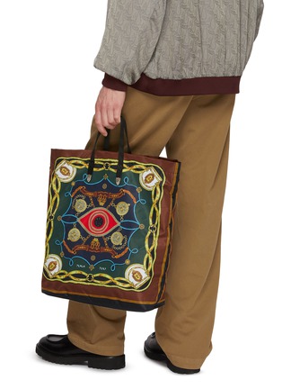 模特儿示范图 - 点击放大 - TOGA VIRILIS - Toga Too Printed Tote Bag