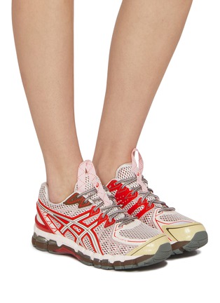 模特儿示范图 - 点击放大 - ASICS - Gel-Kayano 20 Low Top Women's Sneakers