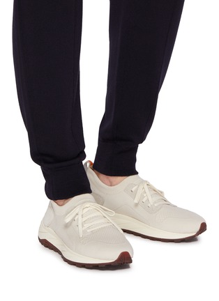 模特儿示范图 - 点击放大 - HENDERSON - 男款针织系带运动鞋