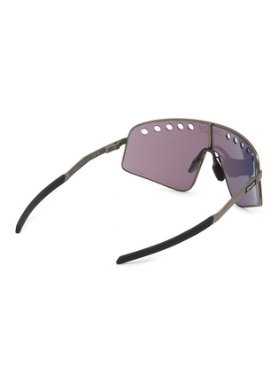 模特儿示范图 - 点击放大 - OAKLEY - Sutro™ TI Sweep Prizm Metal Rectangle Sunglasses