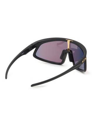 模特儿示范图 - 点击放大 - OAKLEY - Single Lens Latch™ Panel Rectangle Unisex Sunglasses