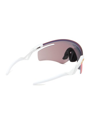 模特儿示范图 - 点击放大 - OAKLEY - QNTM Kato™ Prizim O Matter™ Mask Sunglasses