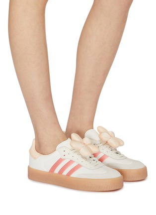 模特儿示范图 - 点击放大 - ADIDAS - 女款 SAMBAE 系带运动鞋
