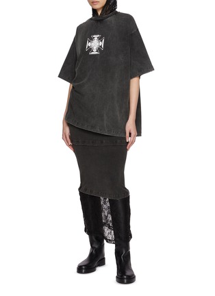 模特儿示范图 - 点击放大 - WE11DONE - Lace Hood Graphic Print T-Shirt