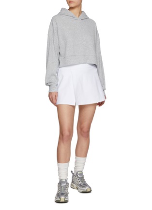模特儿示范图 - 点击放大 - ALO YOGA - Alosoft Backspin Skirt