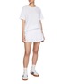 模特儿示范图 - 点击放大 - ALO YOGA - Triumph Short Sleeve T-shirt