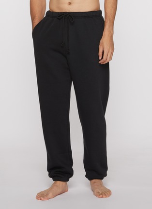 模特儿示范图 - 点击放大 - SKIMS - FLEECE LOUNGE 宽松慢跑裤