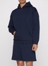 模特儿示范图 - 点击放大 - SKIMS - FLEECE LOUNGE 宽松连帽套头衫