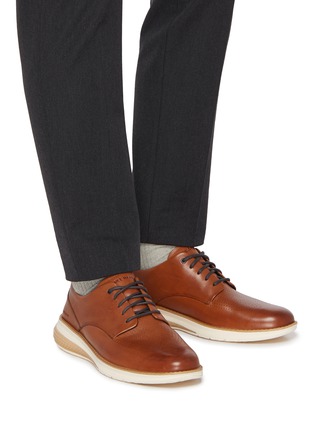 模特儿示范图 - 点击放大 - COLE HAAN - ØriginalGrand Energyweave Perforated Leather Oxford Shoes