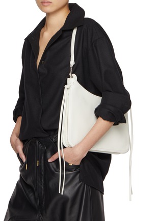 模特儿示范图 - 点击放大 - PHOEBE PHILO BAGS - Medium Gig Leather Shoulder Bag