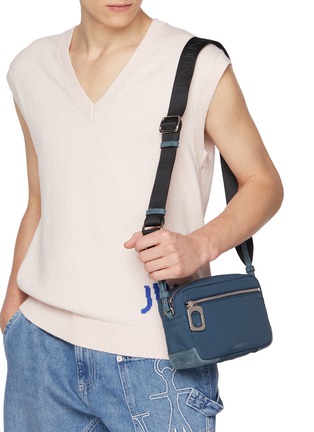 模特儿示范图 - 点击放大 - JW ANDERSON - JWA Puller Camera Crossbody Bag