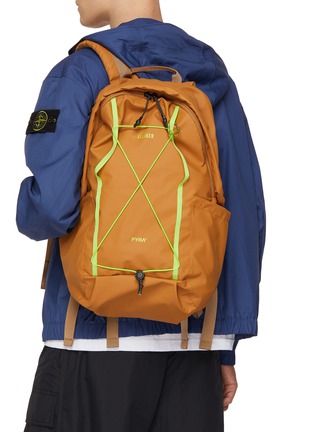 模特儿示范图 - 点击放大 - ELLIKER - X Pyra Kiln Hooded Zip Top Backpack