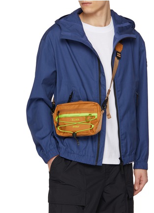 模特儿示范图 - 点击放大 - ELLIKER - X Pyra Litton Crossbody Bag
