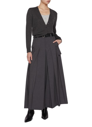 模特儿示范图 - 点击放大 - MO&CO. - V-Neck Cropped Wool Cardigan
