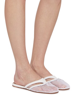 模特儿示范图 - 点击放大 - ALAÏA - Patent Leather Fishnet Mesh Thong Sandals