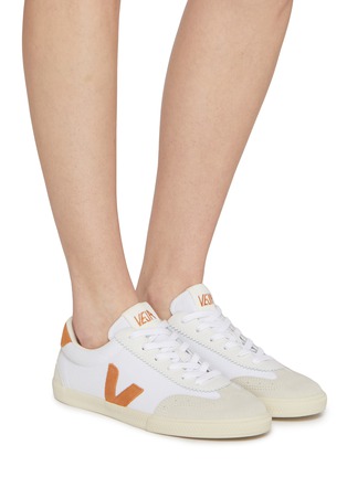 模特儿示范图 - 点击放大 - VEJA - 女款 VOLLEY 系带运动鞋