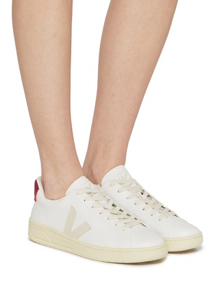 模特儿示范图 - 点击放大 - VEJA - Urca Low Top Leather Women's Sneakers